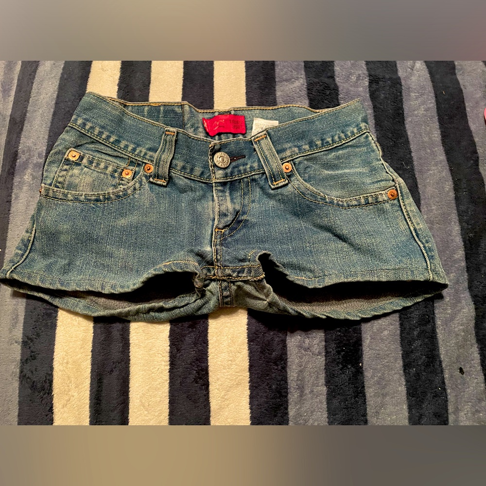 I’m selling this Levi’s pants only used few times